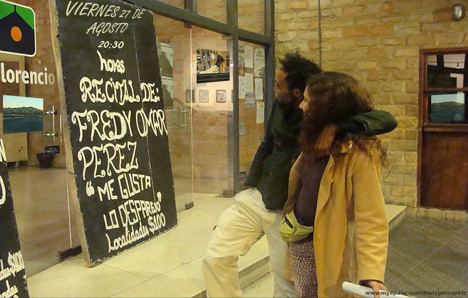 2 personas leen un cartel de presentación del músico Fredy Pérez en la puerta del Teatro Florencio Sánchez, en el barrio Cerro de Montevideo. «Me gusta lo desparejo» fue el título también del disco que registró en vivo.