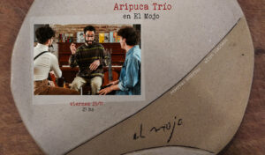 Afiche de recital con una imagen de 3 músicos sentados en círculo en un ensayo, más atrás hay una guitarra y un piano que tiene algunos libros arriba.