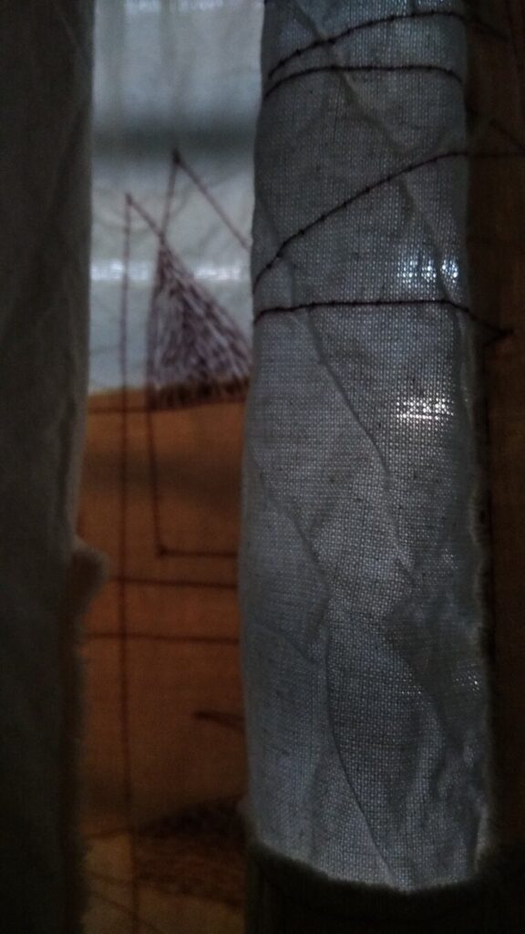un fragmento de cortina de la ventana