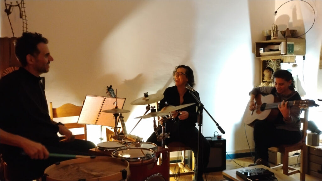 Viviana Ruiz guitarra y voz, Victoria Gutiérrez con guitarrón y Sebastián Pereira en batería