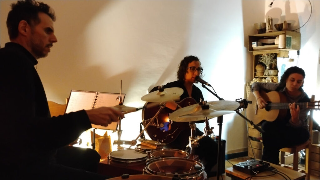 Viviana Ruiz guitarra y voz, Victoria Gutiérrez con guitarrón y Sebastián Pereira en batería