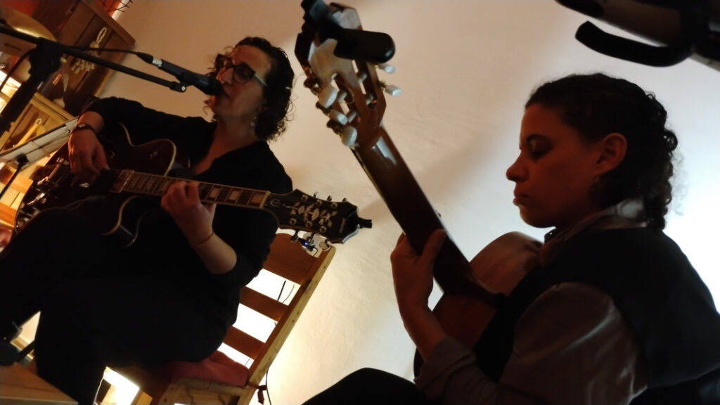 Viviana Ruiz guitarra y voz, Victoria Gutiérrez con guitarrón