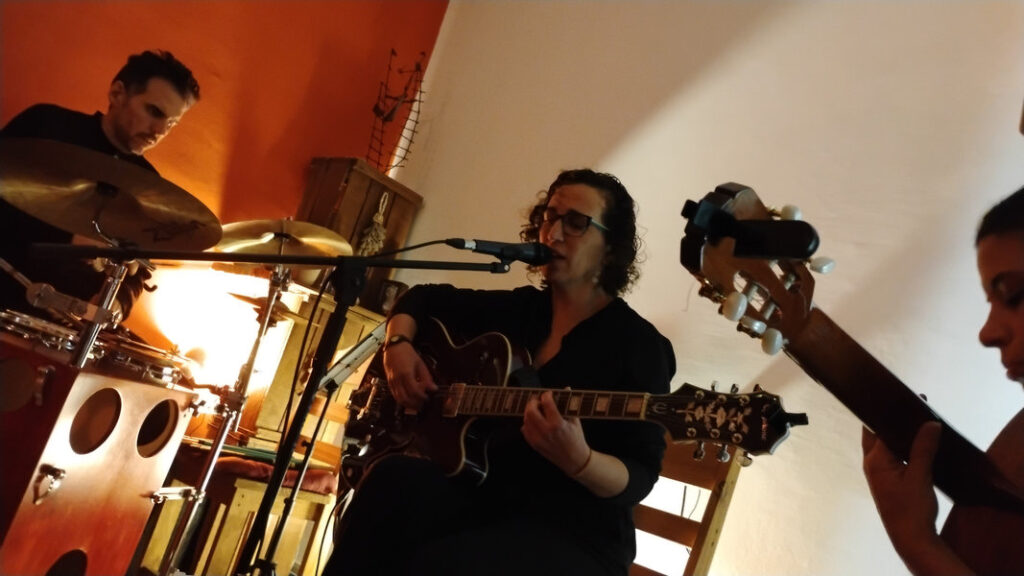Viviana Ruiz guitarra y voz, Victoria Gutiérrez con guitarrón y Sebastián Pereira en batería