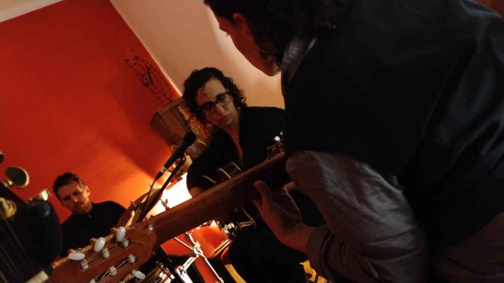 Viviana Ruiz guitarra y voz, Victoria Gutiérrez con guitarrón y Sebastián Pereira en batería
